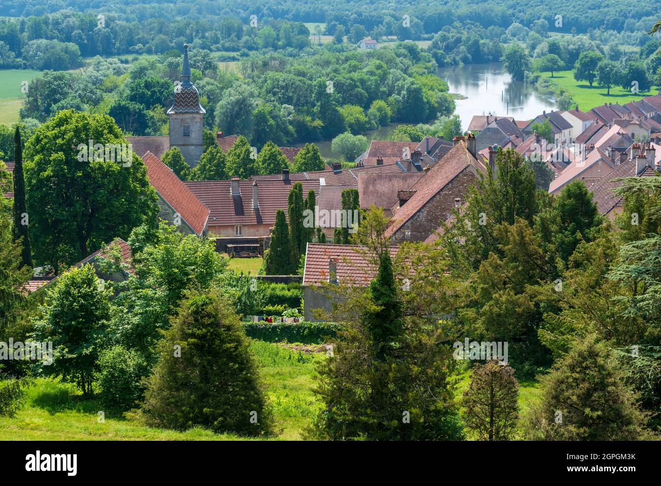 Frankreich, Haute Saone, Ray sur Saone, Dächer des Dorfes, Kirchturm in glasierten Fliesen, die Saone Stockfoto