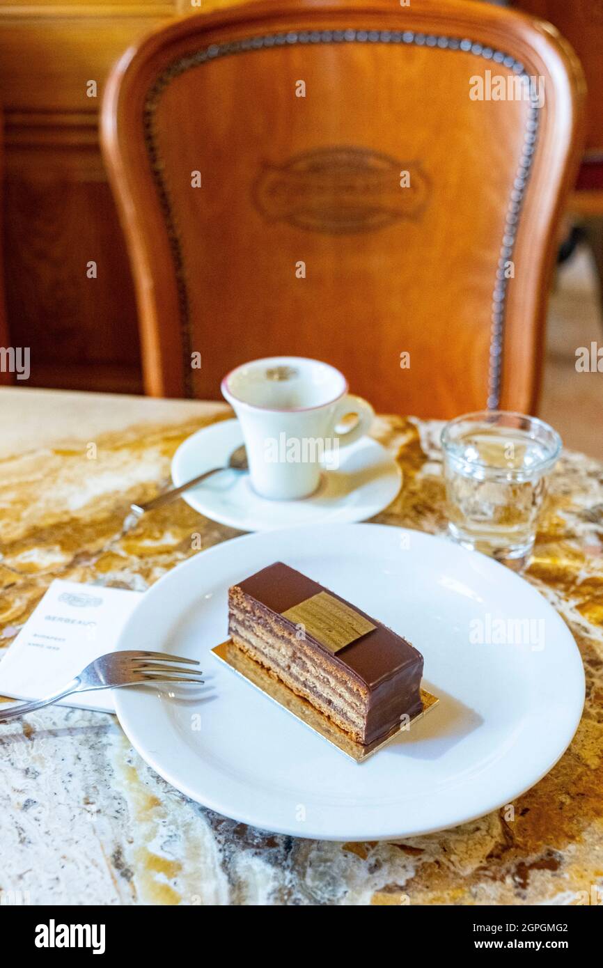 Ungarn, Budapest, von der UNESCO zum Weltkulturerbe erklärt, Teestube Gerbaud und Konditorei, Schokoladenkuchen und Kaffee Stockfoto