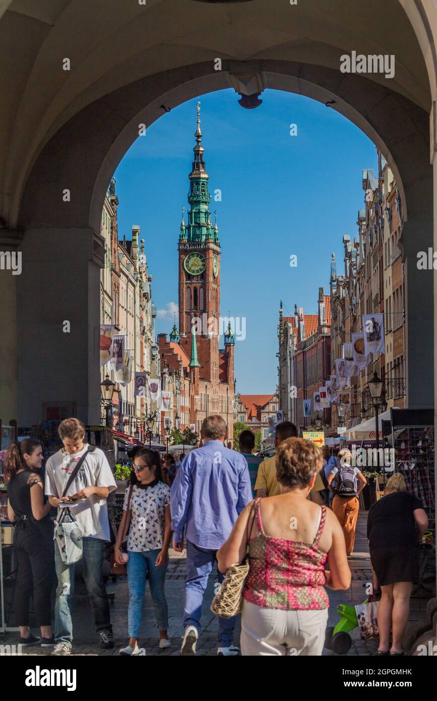 DANZIG, POLEN - 1. SEPTEMBER 2016: Blick auf die lange Dluga-Straße durch das Goldene Tor in Danzig, Polen Stockfoto