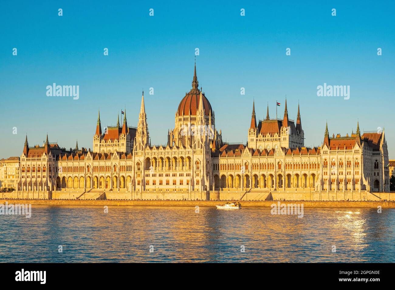 Ungarn, Budapest, von der UNESCO zum Weltkulturerbe erklärt, Pest-Viertel, das ungarische Parlament am Ufer der Donau Stockfoto