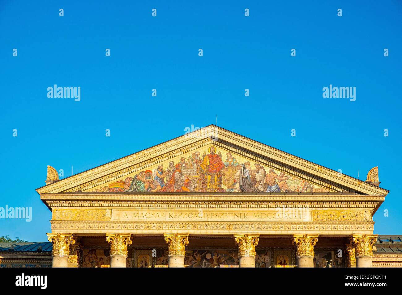 Ungarn, Budapest, von der UNESCO zum Weltkulturerbe erklärt, Pest-Viertel, Heldenplatz, Mucsarnok-Museum mit den Pyrogranitfriesen aus Zsolnay Stockfoto