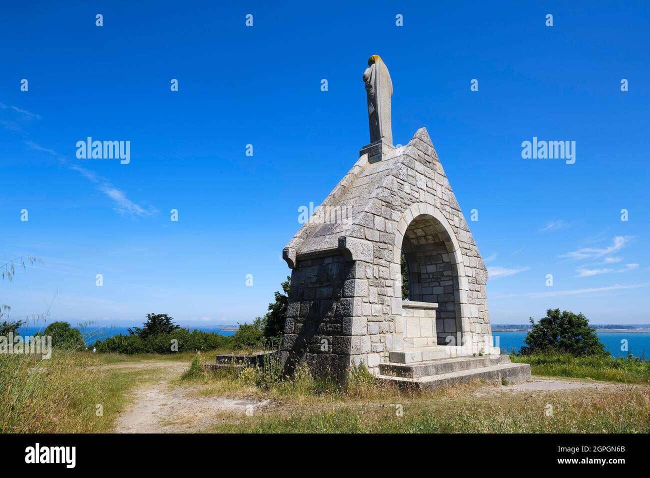 Frankreich, Cotes d'Armor, Cote d'Emeraude (Smaragdküste), Saint Cast le Guildo, pointe de la Garde, Oratorium mit einer Granitstatue, die Notre-Dame du Guildo gewidmet ist Stockfoto