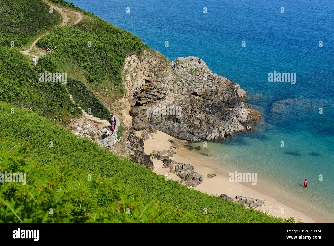 Frankreich, Cotes d'Armor, Cote d'Emeraude (Smaragdküste), Saint Cast le Guildo, Wandern Sie entlang des GR 34-Wanderweges oder Zollwanderweges, der Küste und dem Strand von La PIsotte Stockfoto