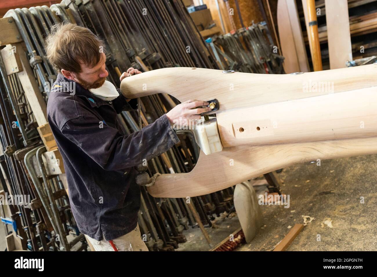 Frankreich, Finistere, Brest, Guip Shipyard, ein mariner Zimmermann arbeitet auf dem Gipfel des Cap Sizun (Sloop Langoustier) Stockfoto