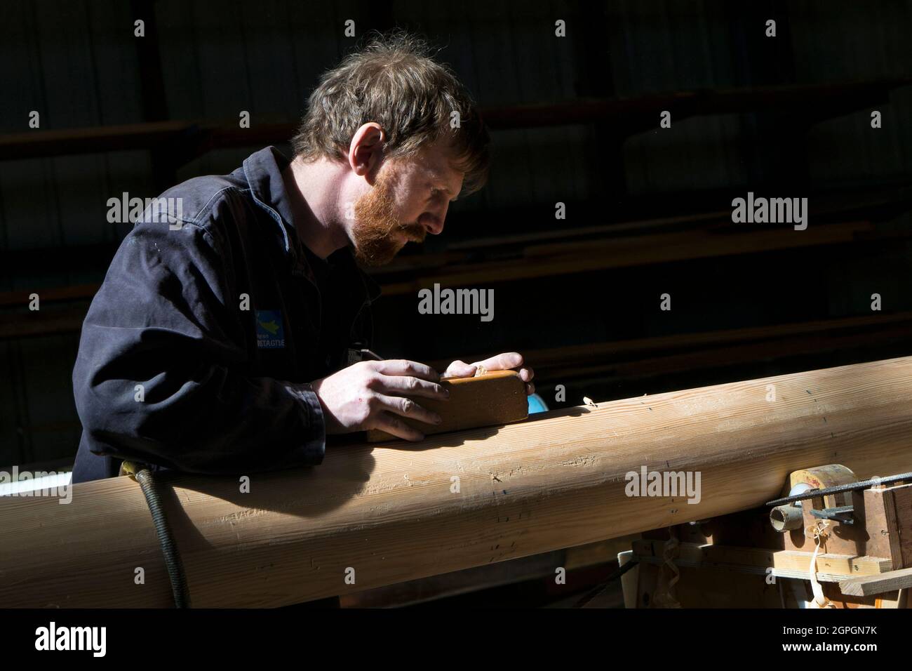 Frankreich, Finistere, Brest, Guip Shipyard, ein mariner Zimmermann arbeitet auf dem Gipfel des Cap Sizun (Sloop Langoustier) Stockfoto