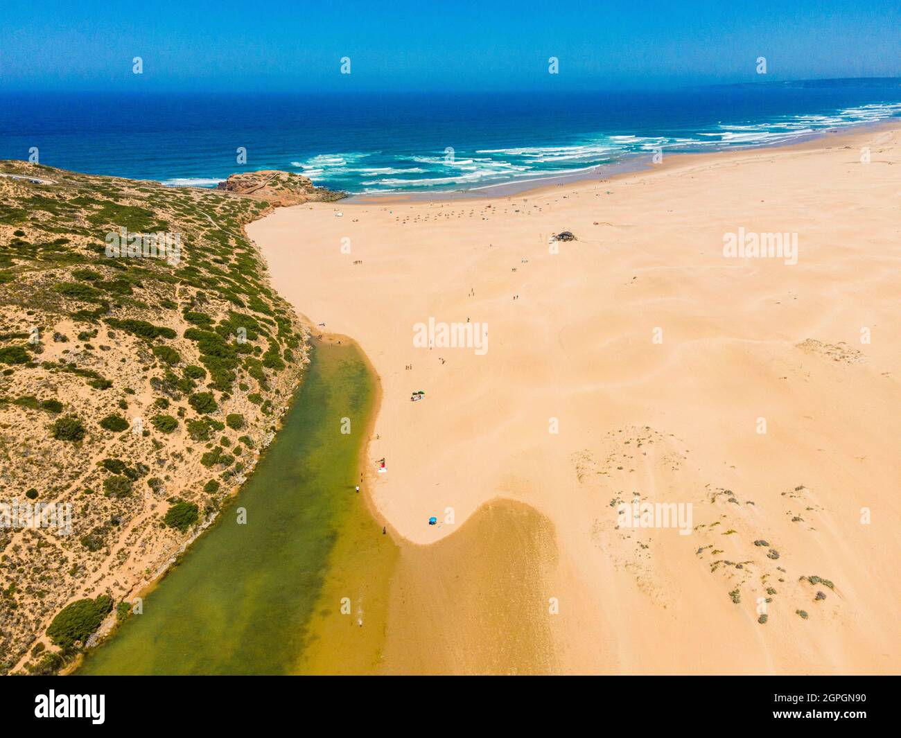 Portugal, Algarve, Westküste des Atlantiks, Strand Praia da Bordeira (Luftaufnahme) Stockfoto