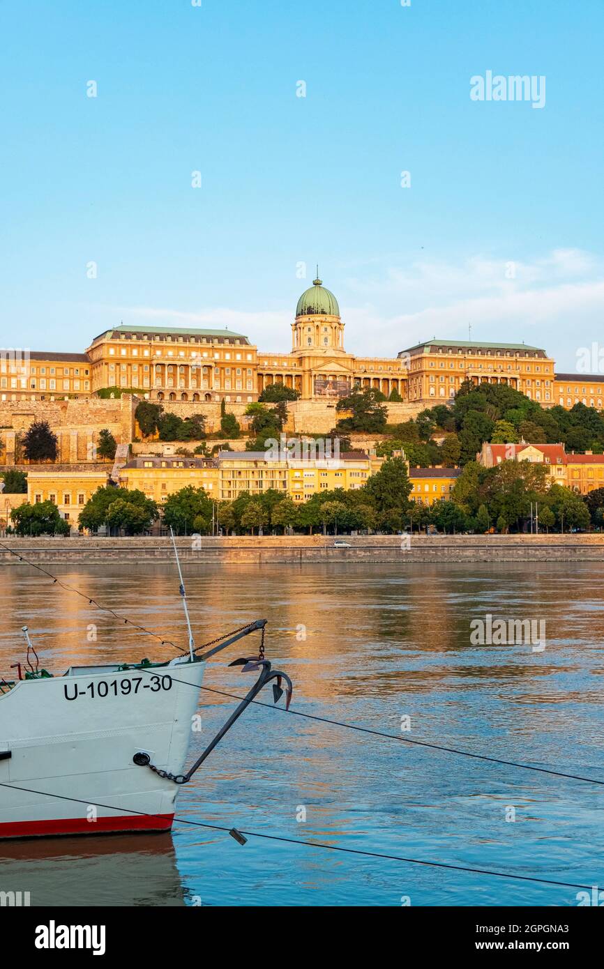 Ungarn, Budapest, von der UNESCO zum Weltkulturerbe erklärt, Buda-Viertel, die Donau und die Burg Stockfoto