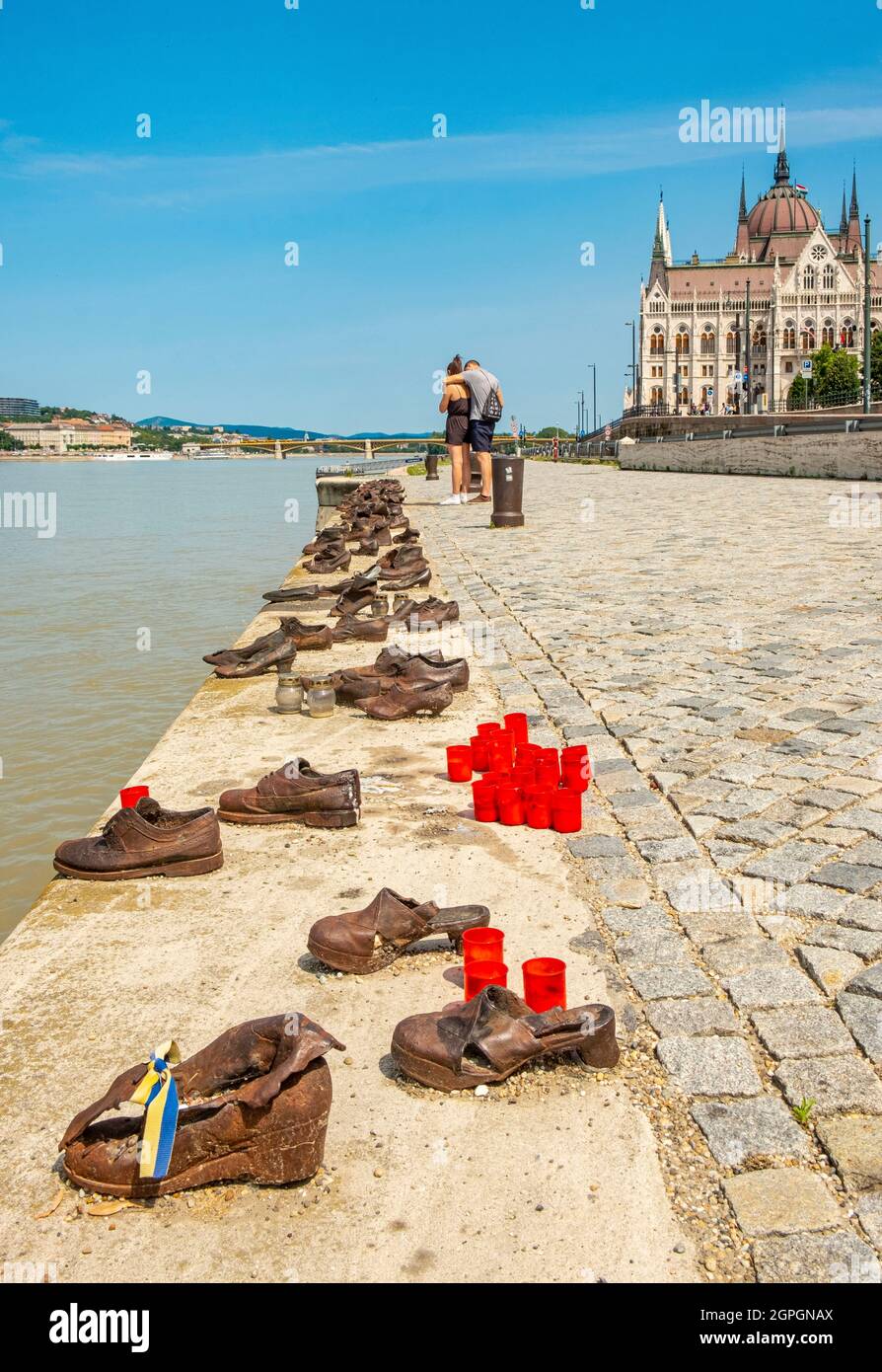 Ungarn, Budapest, das von der UNESCO zum Weltkulturerbe erklärt wurde, Pest-Viertel, das von Can Togay und Gyula Pauer 2005 entworfene Denkmal für die jüdischen Opfer der Shoah. Stockfoto