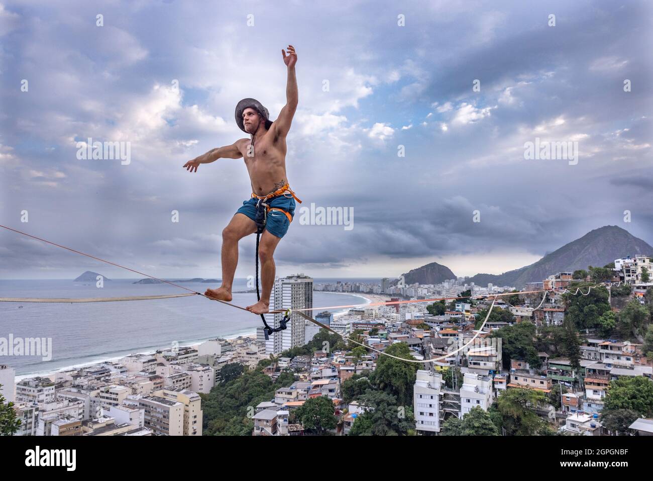 Brasilien, Rio de Janeiro, Slackline über der Babilonia Favela mit Blick auf den Strand von der Papera, Highliner Antony Newton und Pablo Signoret, mehrere Weltmeister Stockfoto