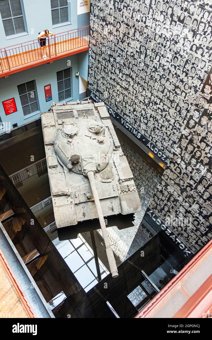 Ungarn, Budapest, von der UNESCO zum Weltkulturerbe erklärt, Pest-Viertel, Museum des Terrors, sowjetischer Panzer vor einer mit Hunderten von Gesichtern von Terroropfern bedeckten Wand, die auf Aluminiumplatten geschnitzt wurden Stockfoto