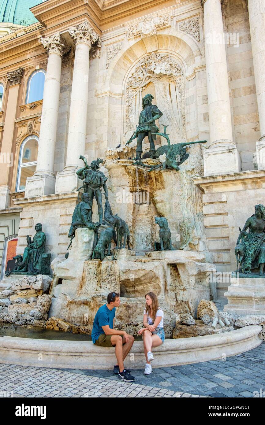 Ungarn, Budapest, Buda, der Königspalast auf dem Budaer Burgberg, der von der UNESCO zum Weltkulturerbe erklärt wurde, und der König-Mathias-Brunnen, Werk des Bildhauers Alajos Strobl Stockfoto