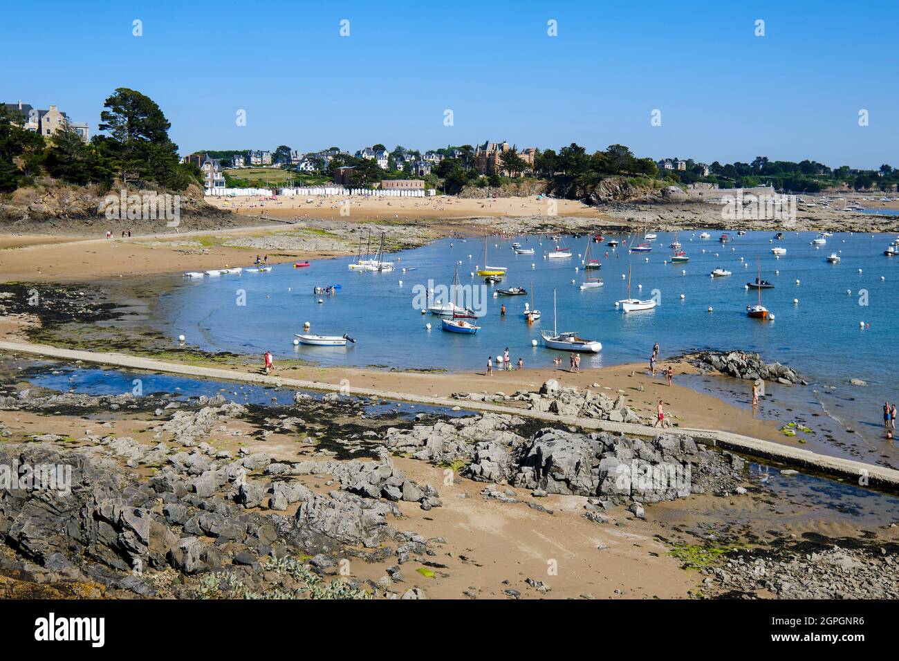 Frankreich, Ille et Vilaine, Smaragdküste, Saint-Briac-sur-Mer, Strand von La Petite Salinette bei Ebbe Stockfoto