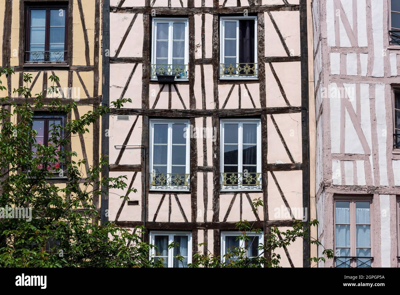 Frankreich, seine Maritime, Rouen, Terrasse, Fachwerkhäuser und normannische Fassaden in der Rue Eau de Robec Stockfoto