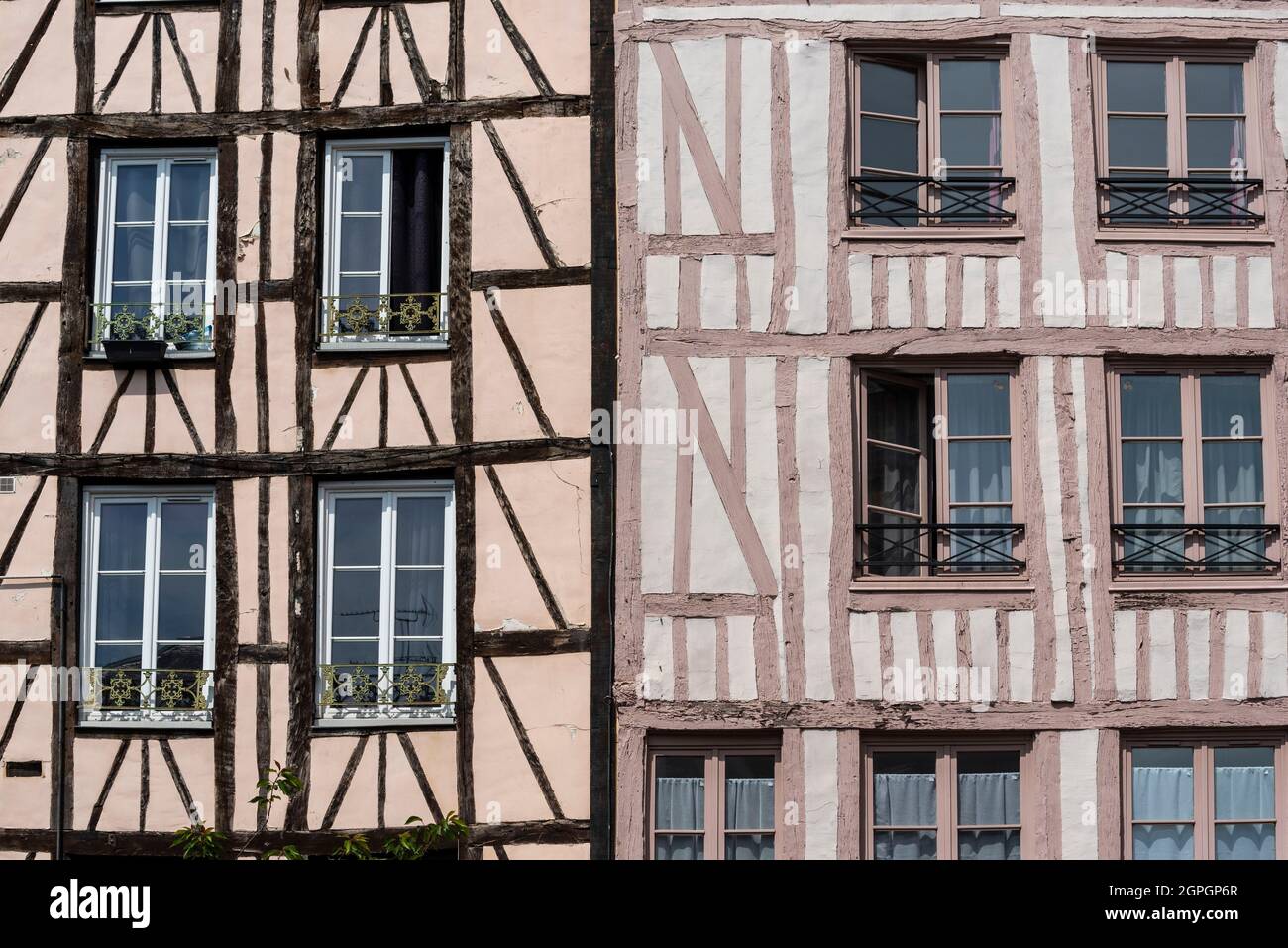 Frankreich, seine Maritime, Rouen, Terrasse, Fachwerkhäuser und normannische Fassaden in der Rue Eau de Robec Stockfoto