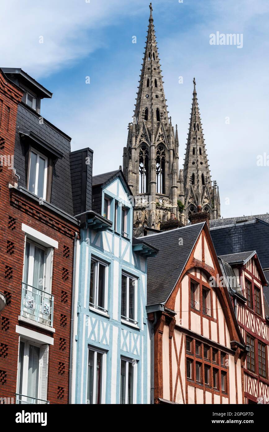 Frankreich, seine Maritime, Rouen, Glockentürme der Abtei Saint Ouen, rue Eau de Robec Stockfoto