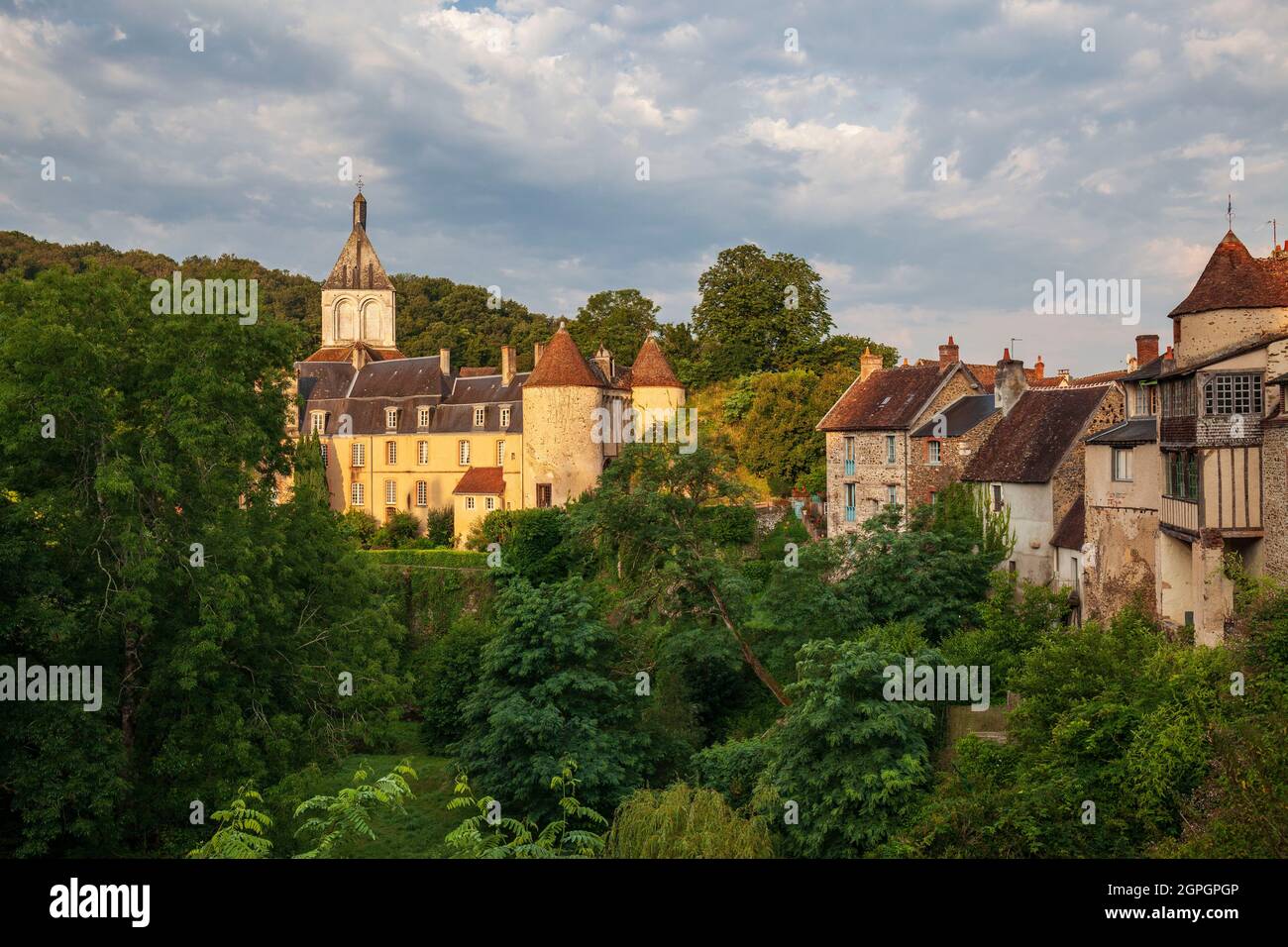 Frankreich, Indre, Berry, Creuse Valley, Gargilesse-Dampierre, Beschriftet Les Plus Beaux Villages de France, Blick auf das Schloss und die Kirche Stockfoto