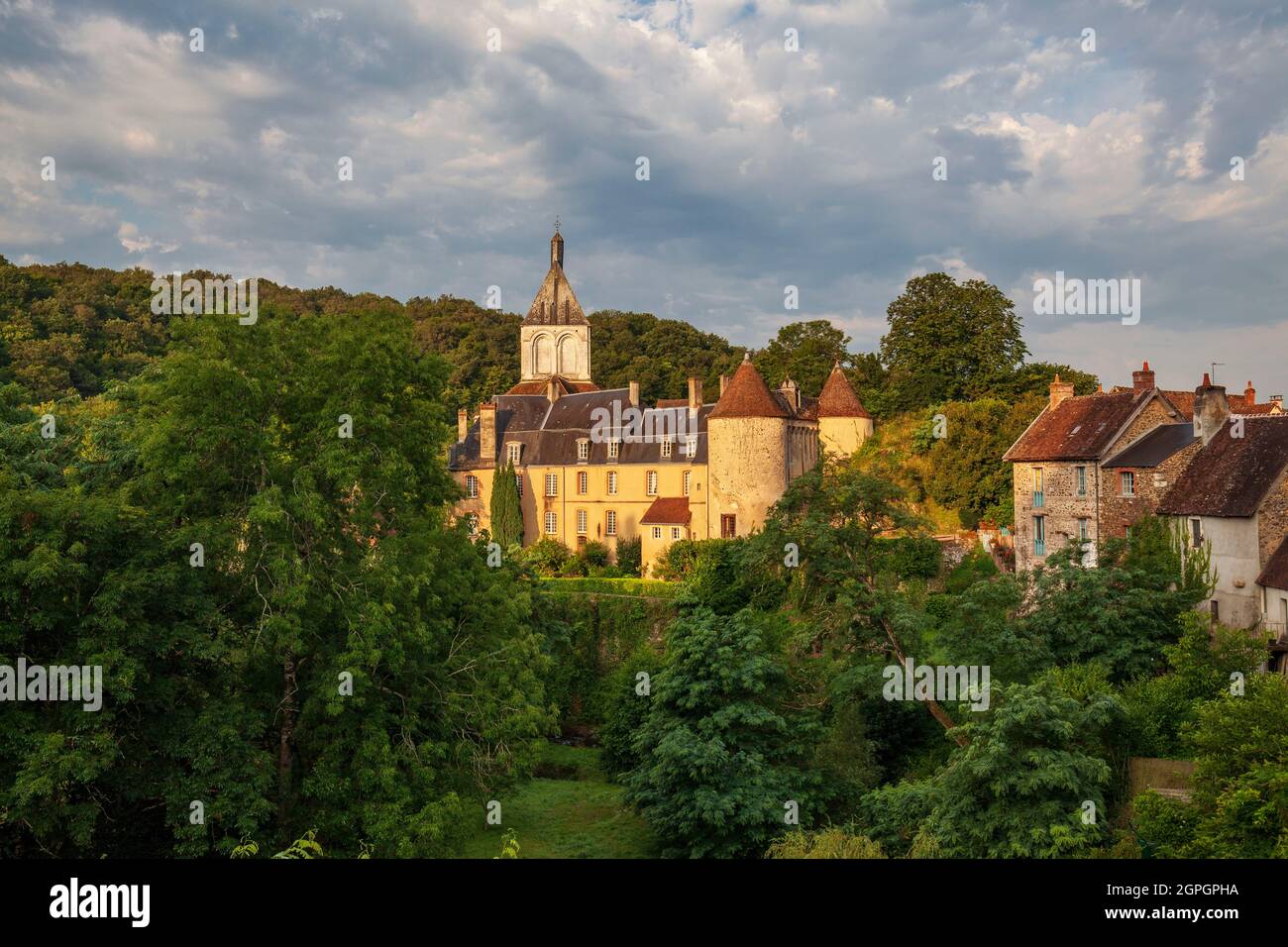 Frankreich, Indre, Berry, Creuse Valley, Gargilesse-Dampierre, Beschriftet Les Plus Beaux Villages de France, Blick auf das Schloss und die Kirche Stockfoto