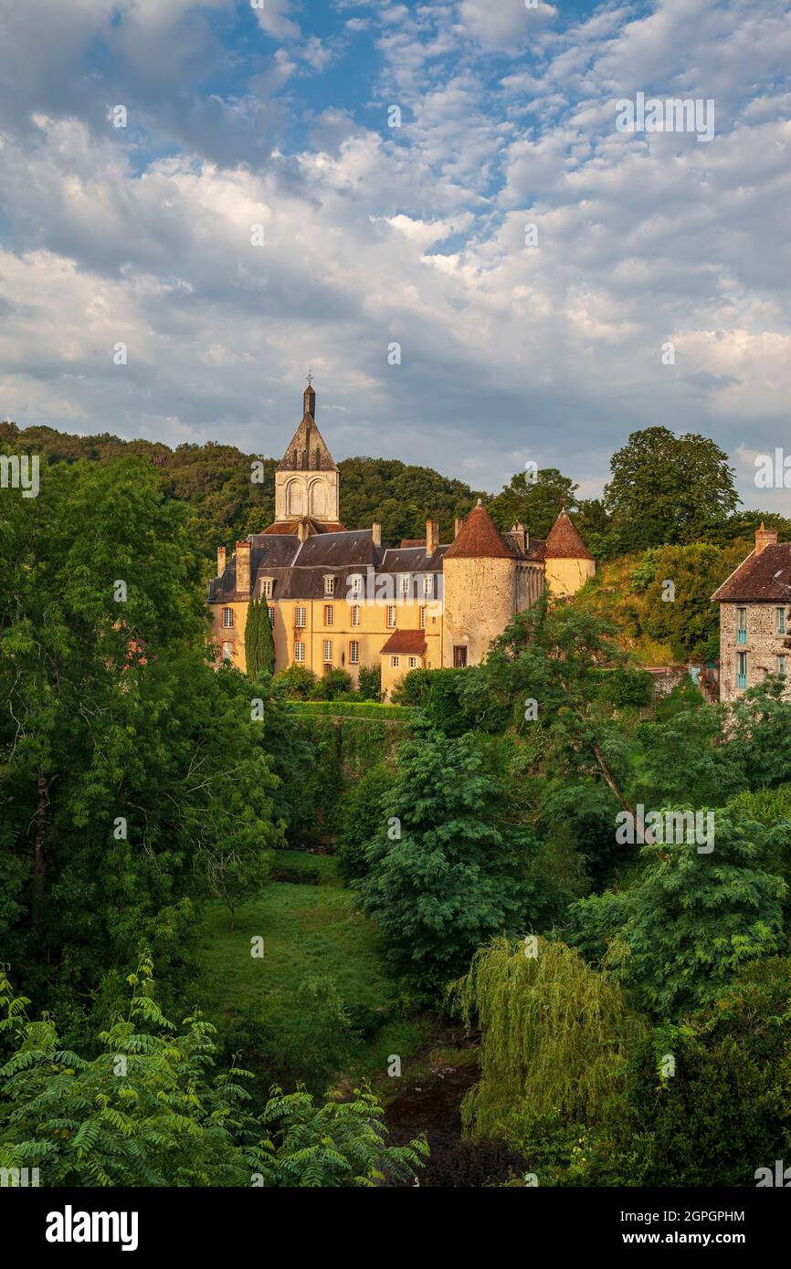 Frankreich, Indre, Berry, Creuse Valley, Gargilesse-Dampierre, Beschriftet Les Plus Beaux Villages de France, Blick auf das Schloss und die Kirche Stockfoto