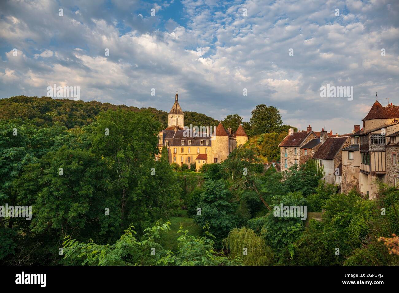 Frankreich, Indre, Berry, Creuse Valley, Gargilesse-Dampierre, Beschriftet Les Plus Beaux Villages de France, Blick auf das Schloss und die Kirche Stockfoto