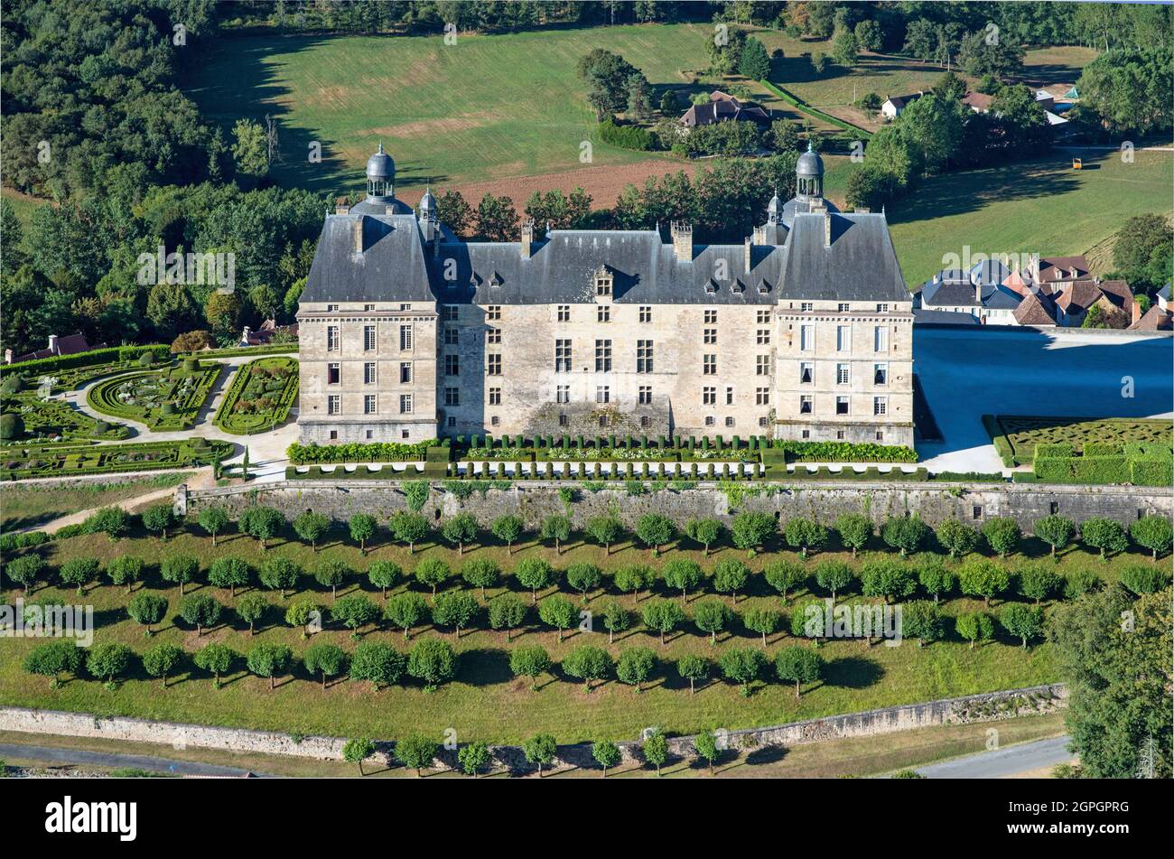 Frankreich, Dordogne, Weißes Perigord, Hautefort, Schloss Hautefort (Luftaufnahme) Stockfoto