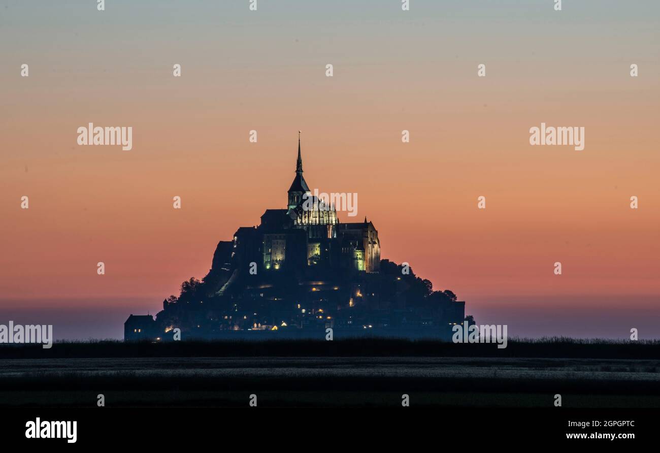 Frankreich, Manche, die Bucht Mont Saint Michel, die von der UNESCO zum Weltkulturerbe erklärt wurde, Mont Saint Michel, Blick auf den Sonnenuntergang Stockfoto