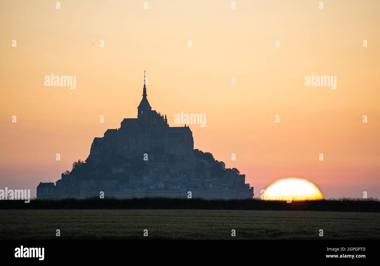 Frankreich, Manche, die Bucht Mont Saint Michel, die von der UNESCO zum Weltkulturerbe erklärt wurde, Mont Saint Michel, Blick auf den Sonnenuntergang Stockfoto