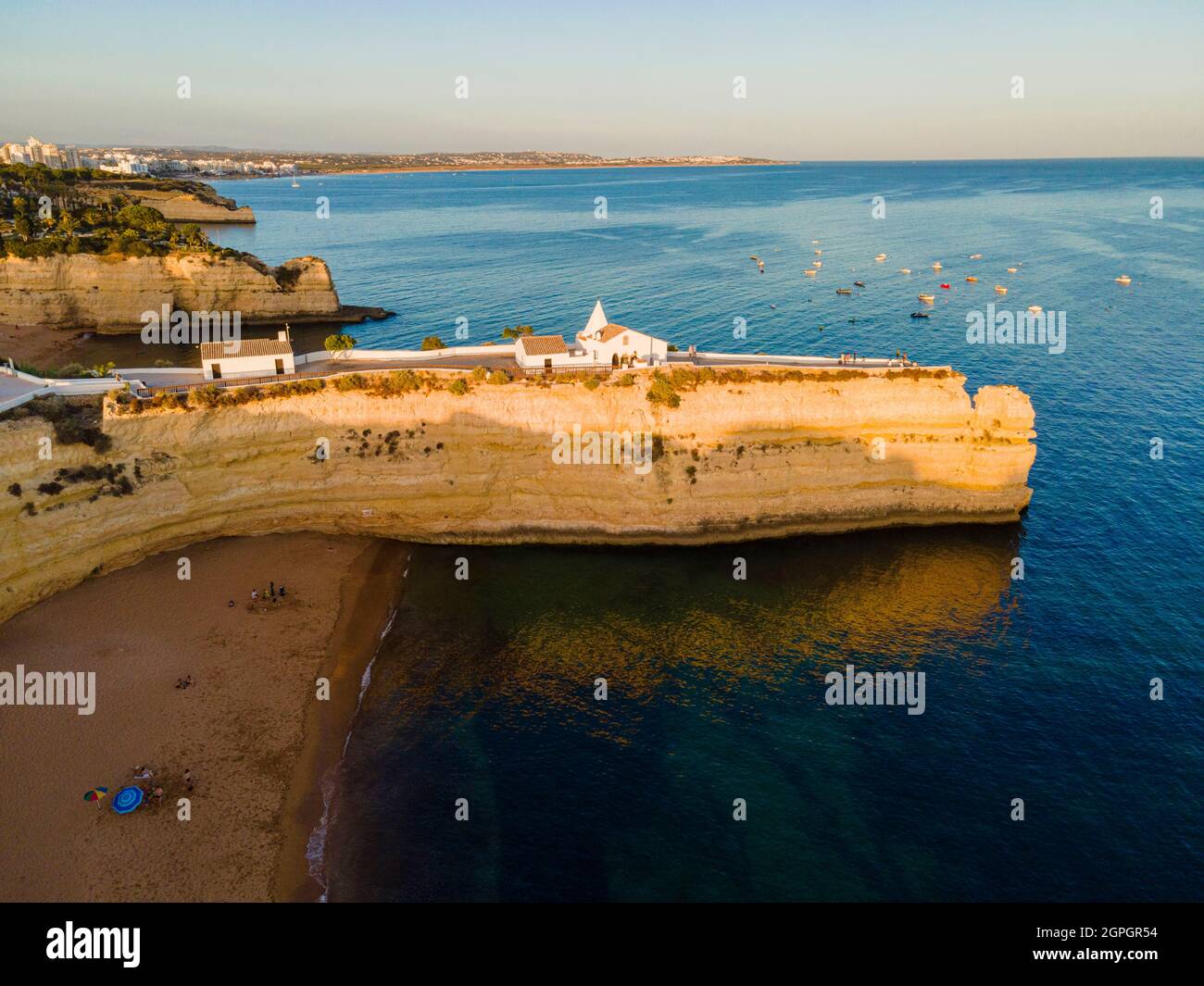 Portugal, Algarve, Veranden, Kapelle von Nossa Senhora da Rocha (Luftaufnahme) Stockfoto