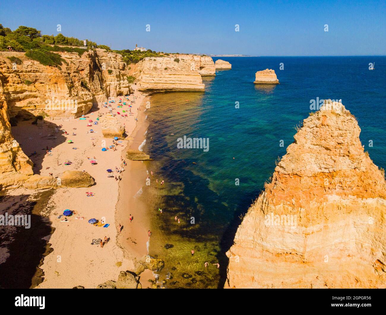 Portugal, Algarve, Praia da Marinha (Luftaufnahme) Stockfoto