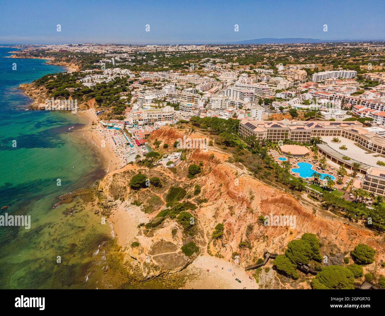 Portugal, Algarve, Albufeira, Praia do Barranco das Belharucas Beach, Hotel TUI Blue Falésia (Luftaufnahme) Stockfoto