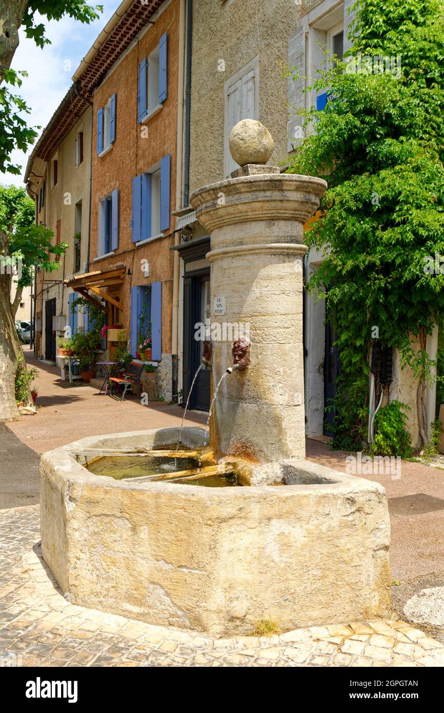 Frankreich, Vaucluse, regionaler Naturpark Mont Ventoux, Villes sur Auzon, Brunnen Stockfoto