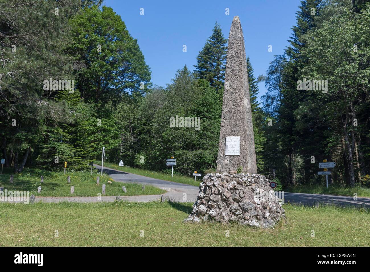 Frankreich, Lozere, Saint-Germain-de-Calberte, der Plan de Fontmort, der Nationalpark Cevennes, Obelisk zum hundertsten Jahrestag des Edit de Tolerance Stockfoto