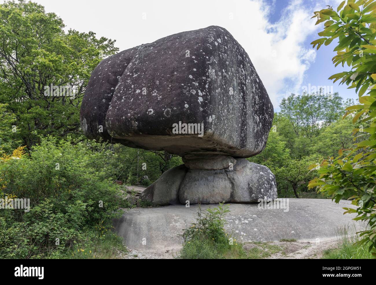 Frankreich, Tarn, Lacrouzette, Sidobre, Haut Languedoc regionaler Naturpark : Peyro Clabado, Granitblock mit einem Gewicht von 780 Tonnen auf einem Sockel Stockfoto
