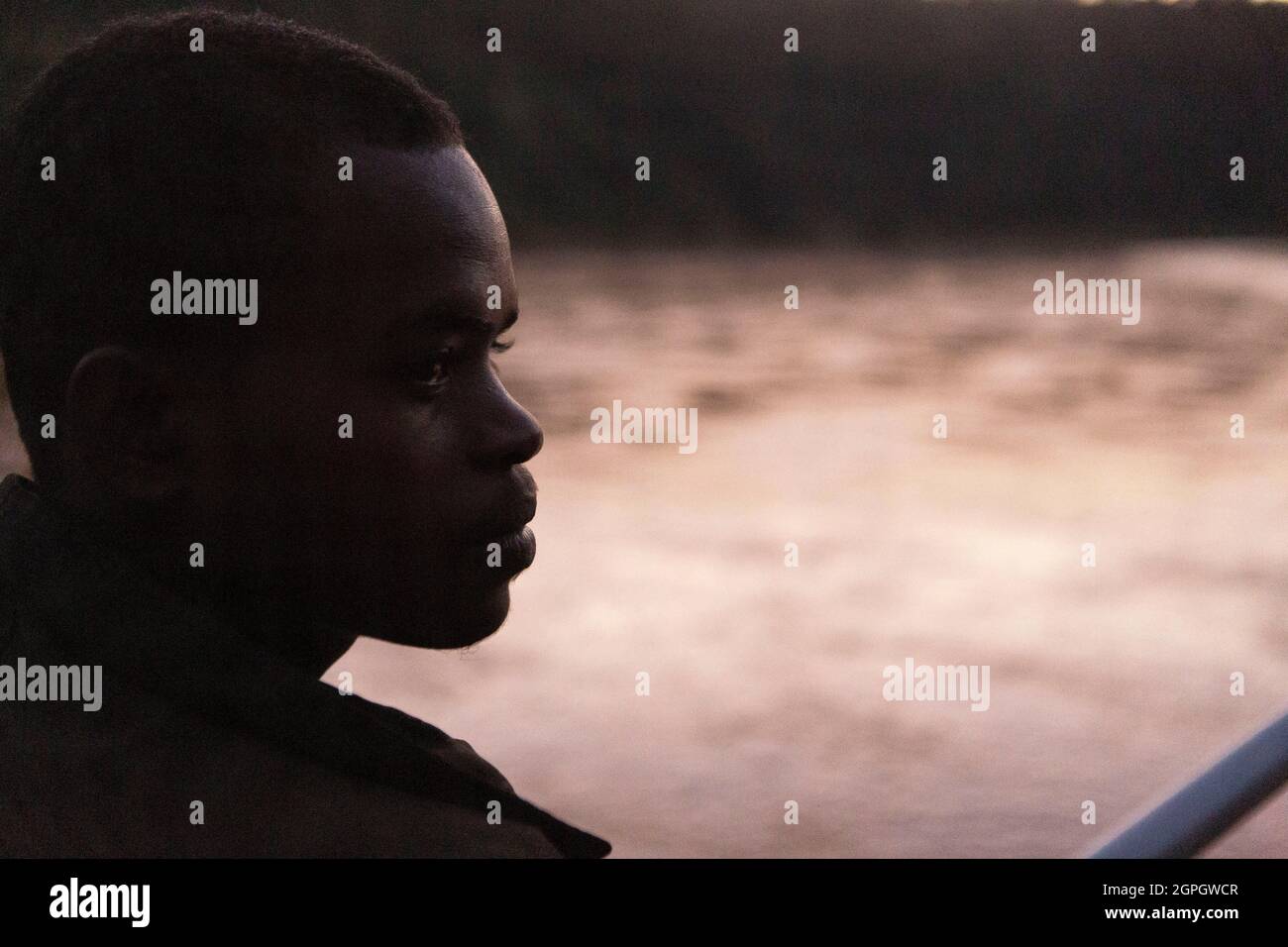 Madagaskar, Menabe-Region, Bemaraha-Massiv, der Tsiribihina-Fluss, Silhouette eines jungen Bootsmannes bei Sonnenuntergang Stockfoto