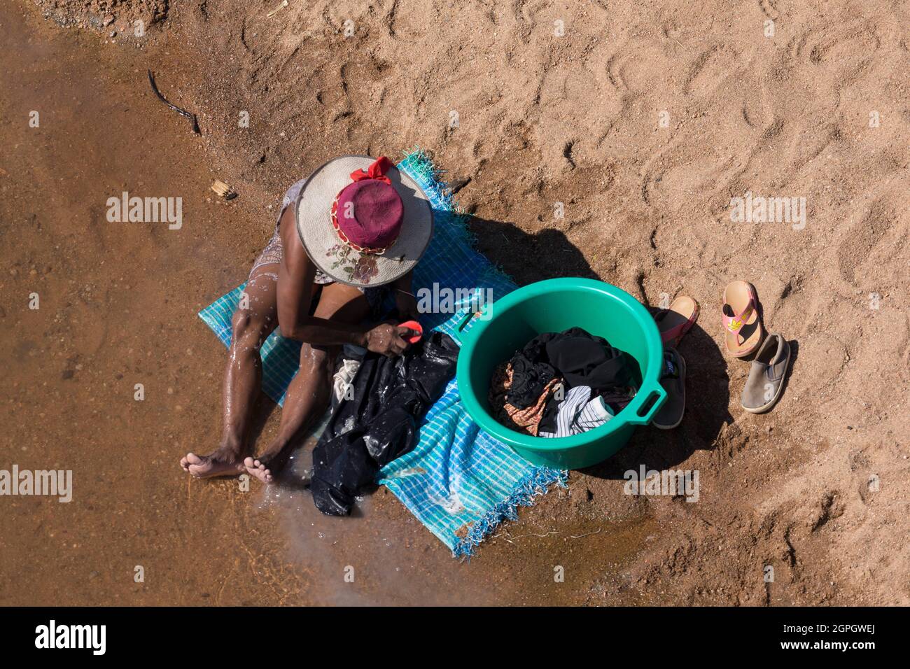 Madagaskar, Ménabé-Region, Szene des Lebens am Fluss, Frau, die die Wäsche macht Stockfoto