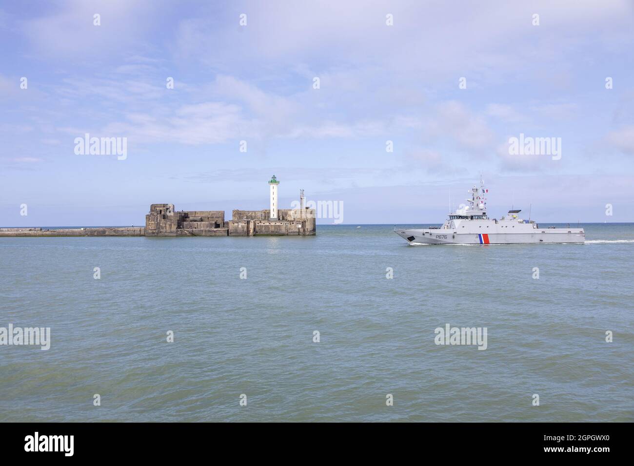 frankreich, pas de calais, boulogne sur mer, französisches Marineschiff, das in den Hafen von Boulogne auf der Höhe des Carnot-Deichs einfährt Stockfoto