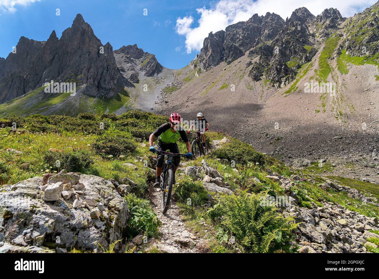 Frankreich, Haute-Savoie (74), Mont-Blanc-Massiv, les Contamines Montjoie, Col de la Fenêtre, Mountainbiker, die vom Col de la Cicle (2377m) auf den Plan de la Fenêtre absteigen Stockfoto