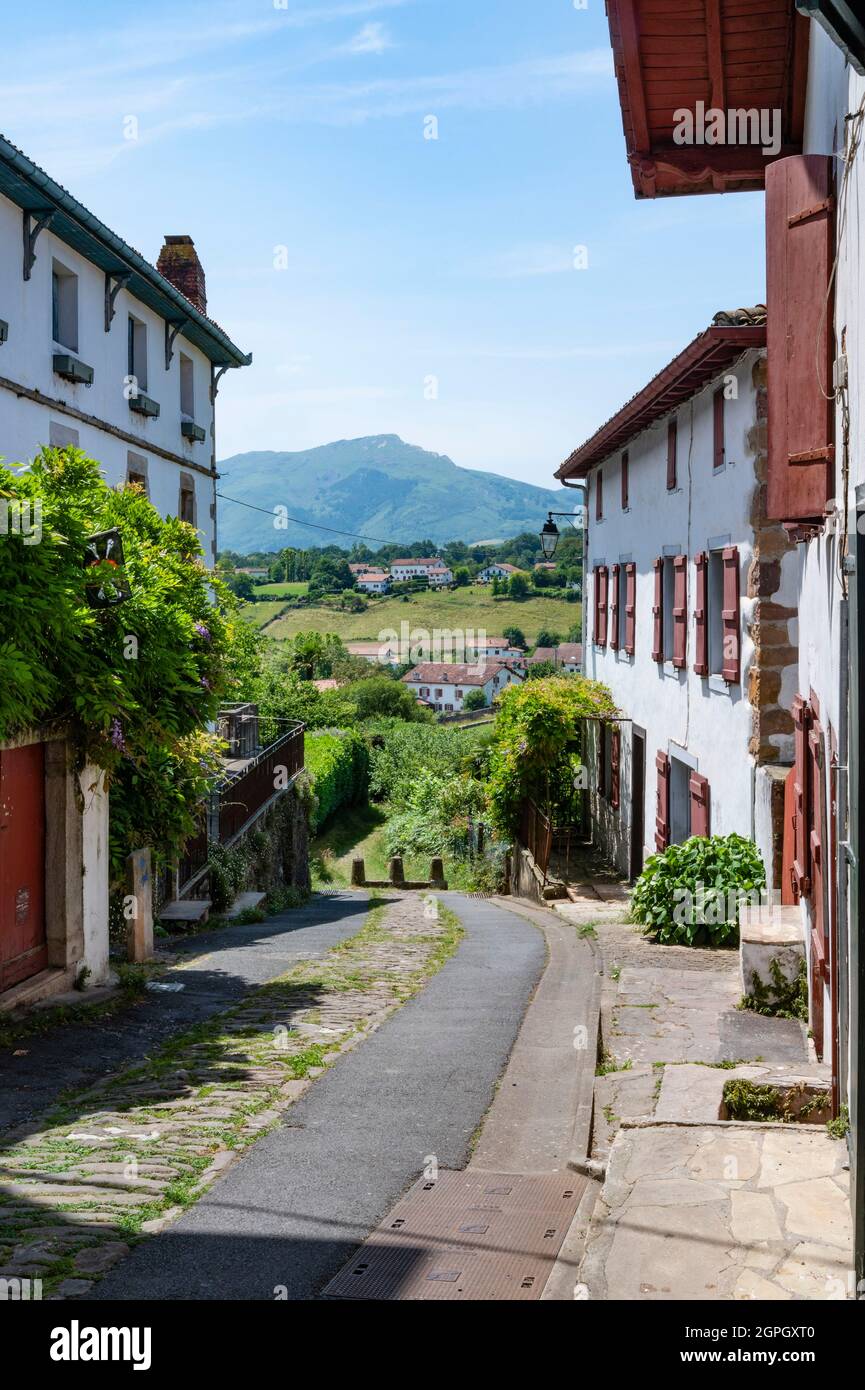 Frankreich, Pyrenees Atlantiques, Pays Basque, Sare, aufgeführt als Les Plus Beaux Villages de France, Straße im Dorf Stockfoto