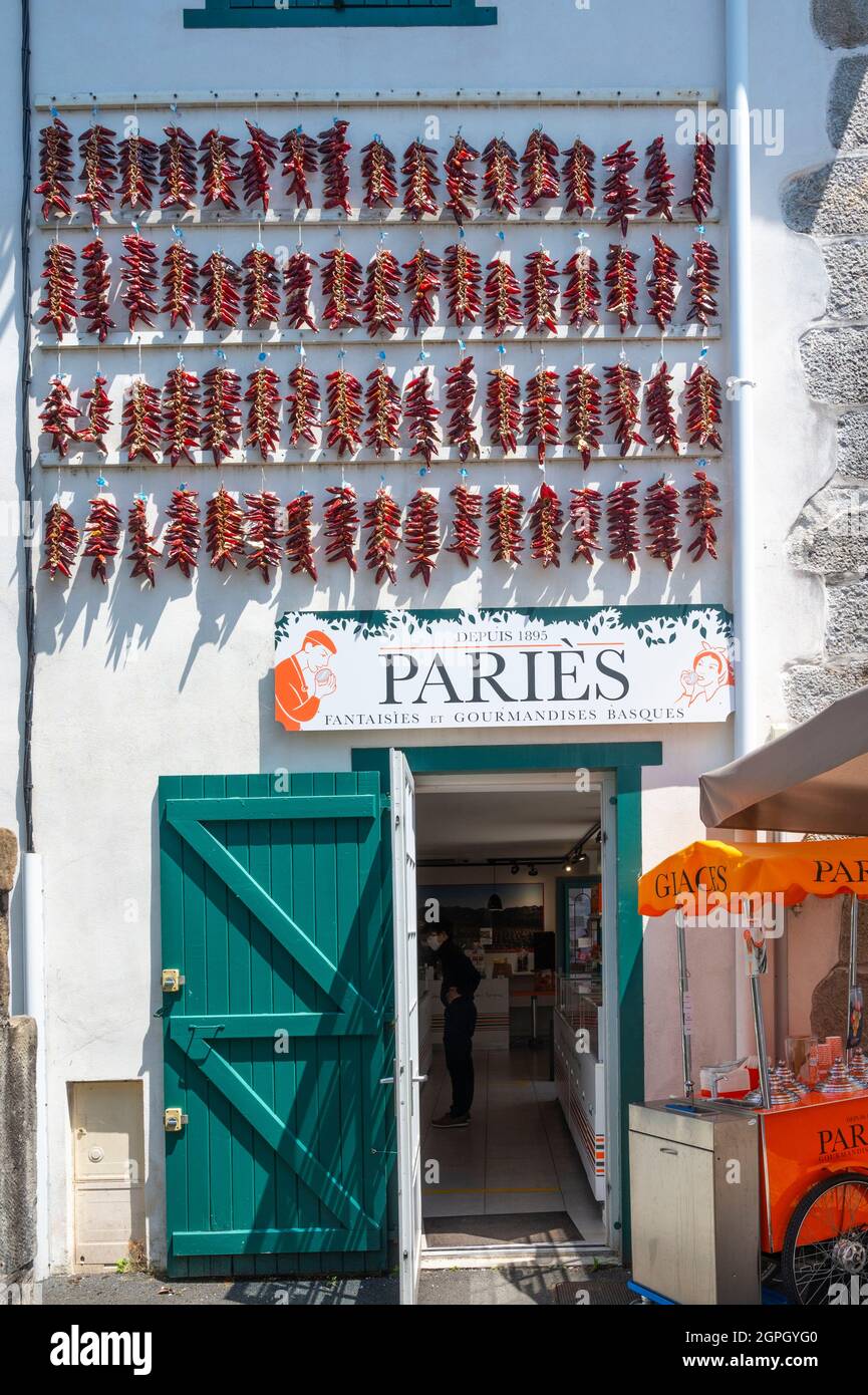 Frankreich, Pyrenees Atlantiques, Pays Basque, Espelette, Chilis, die vor einem Laden in der Sonne trocknen Stockfoto
