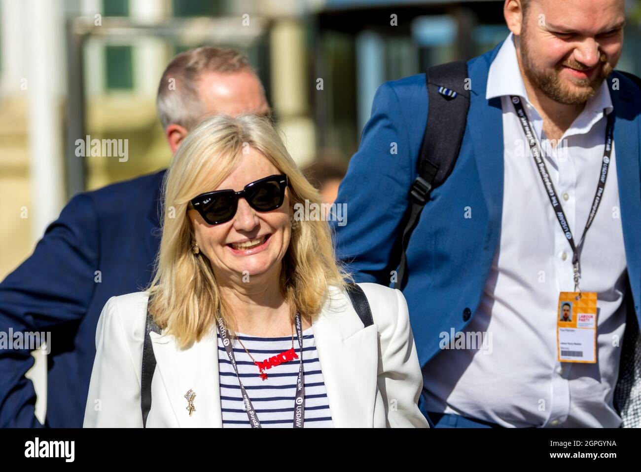 Brighton, Sussex, Großbritannien. September 2021. Die Abgeordnete Tracy Brabin schließt sich an die Konferenz der Labour-Partei an und schließt sich anderen Delegierten und Parteimitgliedern an. Kredit: Newspics UK South/Alamy Live Nachrichten Stockfoto