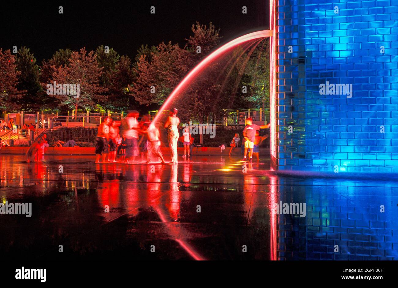 Kinder spielen im Crown Fountain, Jaume Plensa, Millennium Park, Chicago, Illinois, USA Stockfoto