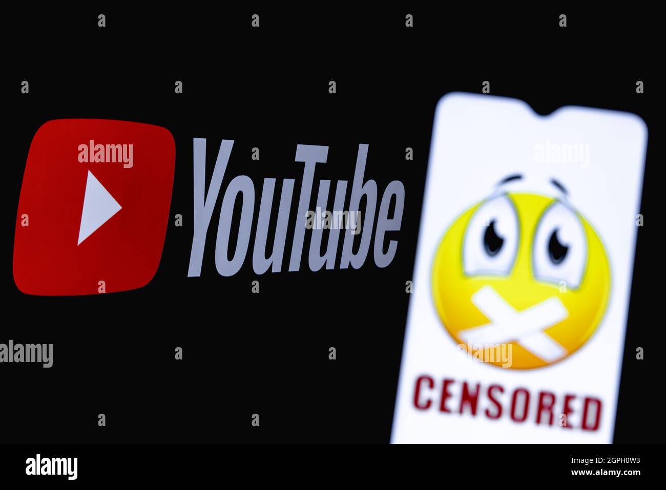 Das Foto zeigt den Einsatz von Zensur auf der Online-Videoplattform Youtube. Emojis mit aufgeklebtem Mund auf dem Hintergrund des Youtube-Logos. Stockfoto