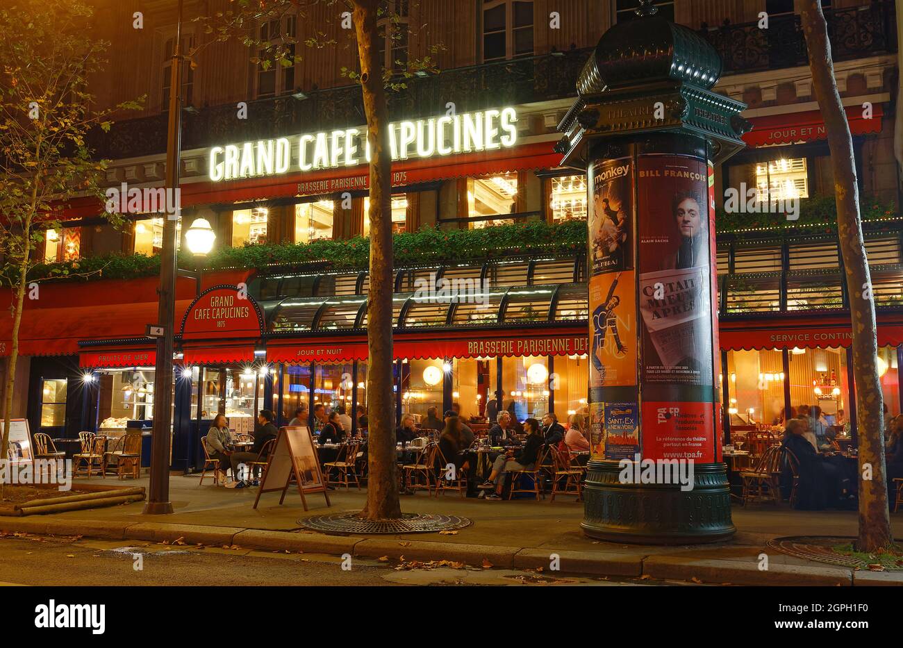 Le Grand Cafe Capucines ist die legendäre und berühmte Brasserie Grands Boulevards. Es hat eine großartige Lage: In der Nähe der Opera Garnier und dem Grand Rex Stockfoto