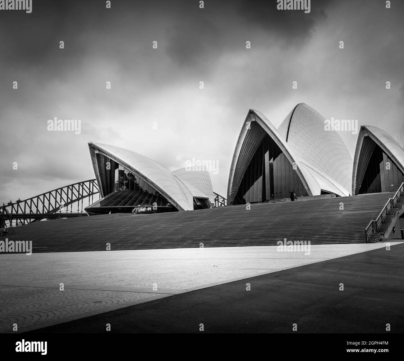 Schwarz-Weiß-Bild des Opernhauses und der Brücke von Sydney ohne Menschen. Stockfoto
