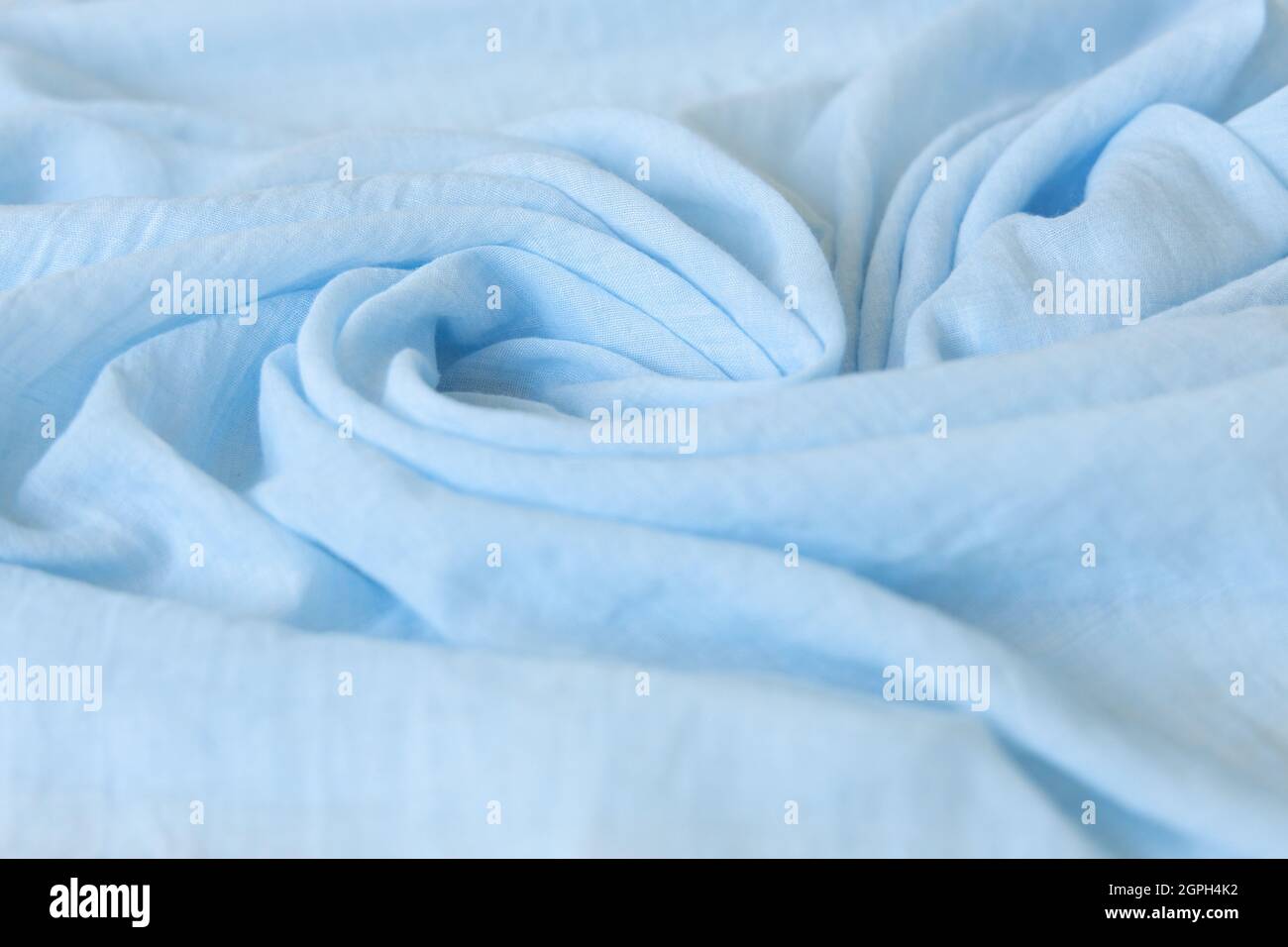 Hellblaue Farbe Tuch Baby Mädchen. Weiche Musselin Babydecke Hintergrund. Baumwollkleidung und Textilien. Natürliche Bio-Gewebe Textur. Nahaufnahme. Stockfoto