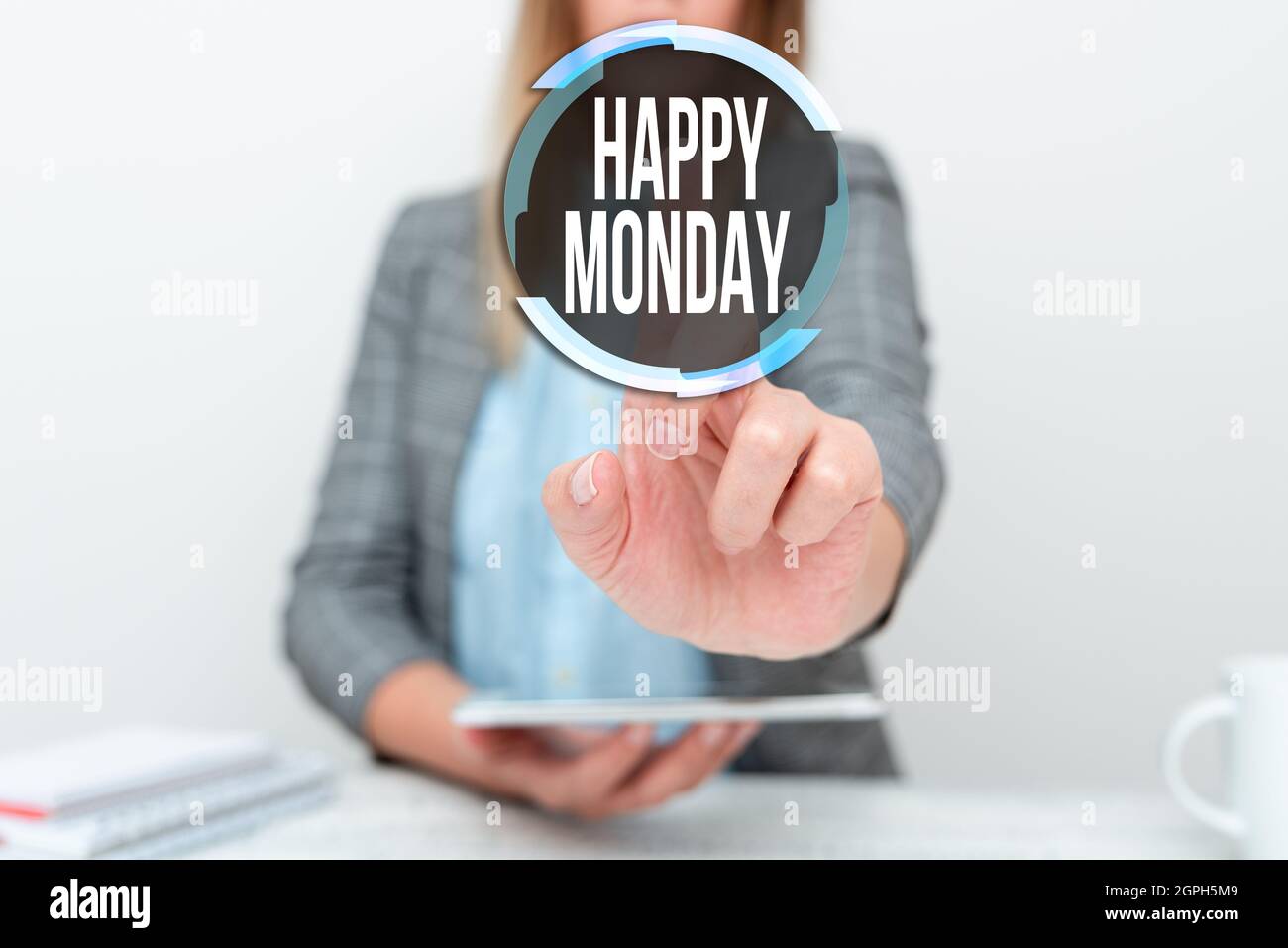 Handschrift Text Happy Monday. Konzept bedeutet, dass die Person zu sagen, um ihm zu wünschen große neue Woche mit neuen Smartphone-Technologie, diskutieren Stockfoto