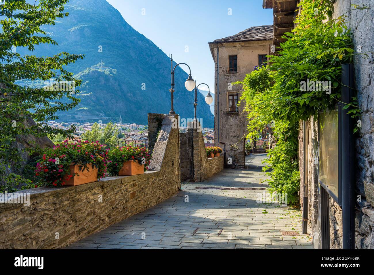Das malerische Dorf Bard im Aostatal, Norditalien, am Sommernachmittag. Stockfoto