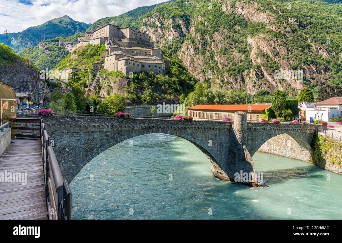 Das szenografische Fort Bard im Aostatal, Norditalien, an einem sonnigen Sommermorgen. Stockfoto