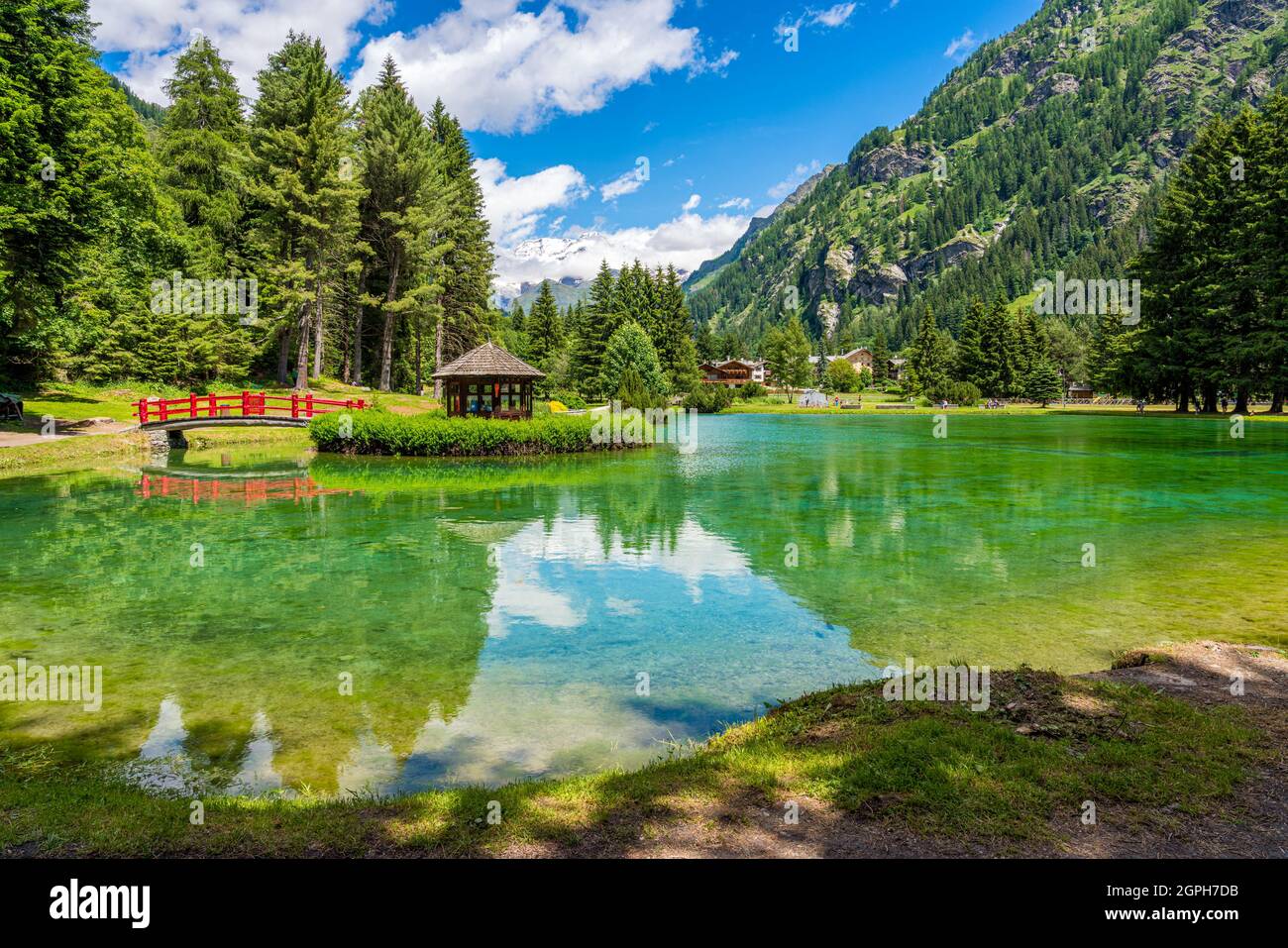 Idyllischer Sommerblick auf Gressoney-Saint-Jean mit dem Monterosa im Hintergrund. Im Lys Valley. Aostatal, Norditalien. Stockfoto