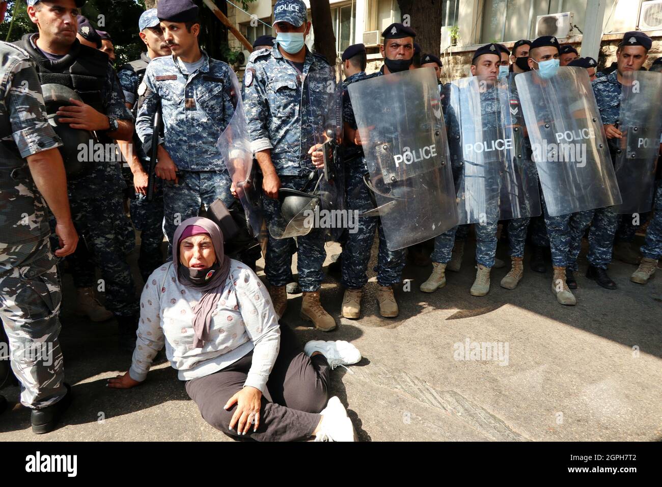 Beirut, Libanon. September 2021. Familien der Opfer von Beirut Port Blast protestieren vom Justizpalast gegen die Aussetzung der Ermittlungen wegen der Explosion, Beirut, Libanon, September 29 2021. Etwa 300 Demonstranten versammelten sich, um gegen die Bemühungen von Spitzenpolitikern zu protestieren, den federführenden Ermittler Richter Tarek Bitar aus der Untersuchung zu entfernen. (Foto: Elisa Gestri/Sipa USA) Quelle: SIPA USA/Alamy Live News Stockfoto