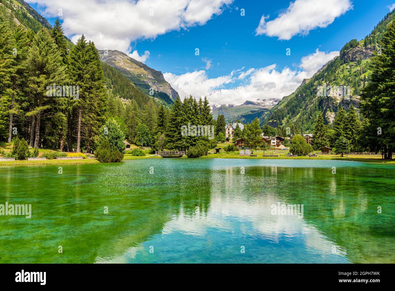 Idyllischer Sommerblick auf Gressoney-Saint-Jean mit dem Monterosa im Hintergrund. Im Lys Valley. Aostatal, Norditalien. Stockfoto